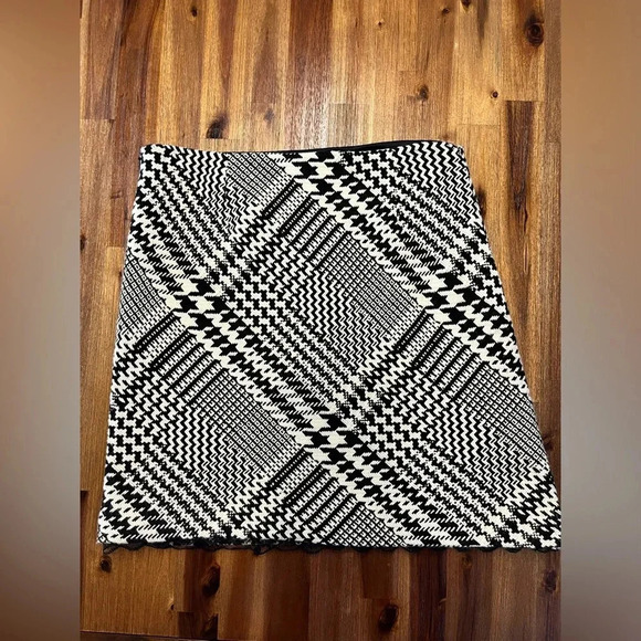 Kenneth Cole Black & Cream Houndstooth Wool Blend Pencil Skirt lace hem Size 8P - Picture 5 of 8